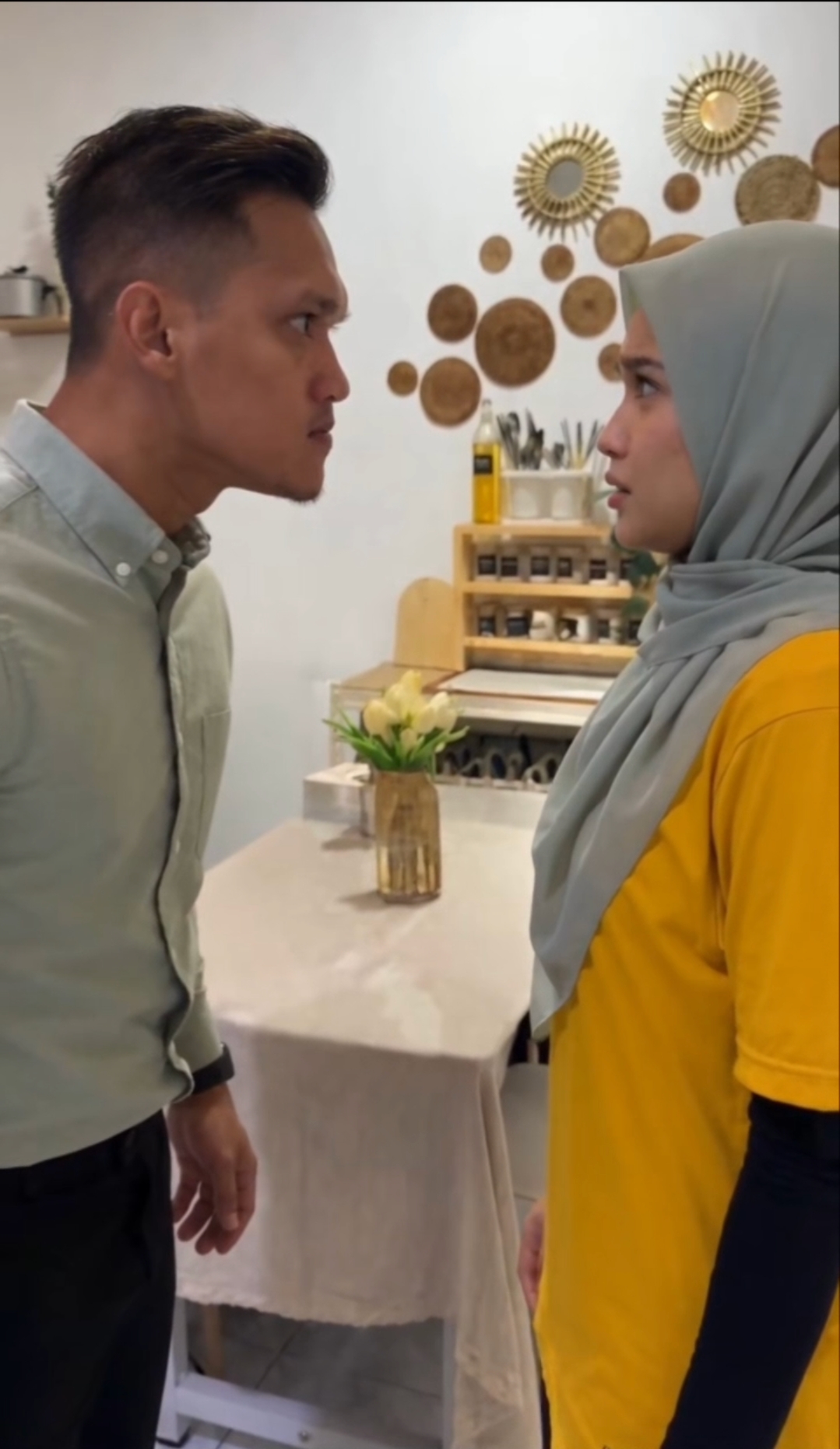 SUAMI PANAS BARAN DAN KAKI KIKIS